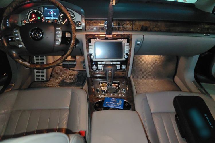 Used Volkswagen Phaeton 2011 3.6L V6 5-Seater Extended Business Edition Center Console