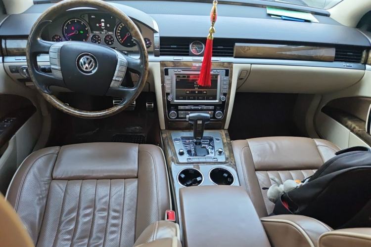 Used Volkswagen Phaeton  Center Console