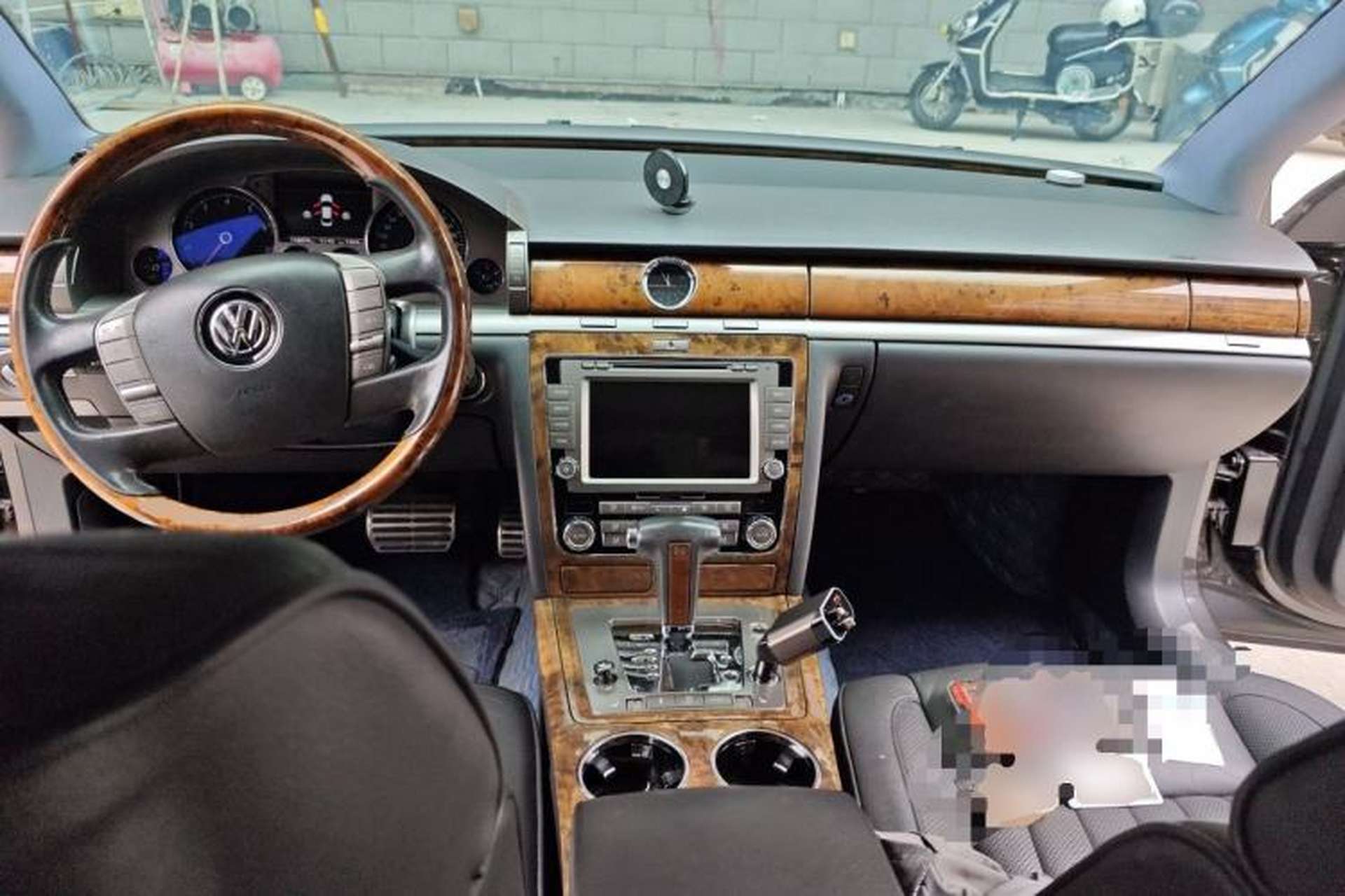 Used Volkswagen Phaeton 2011 3.6L V6 5-Seater Extended Business Edition Center Console
