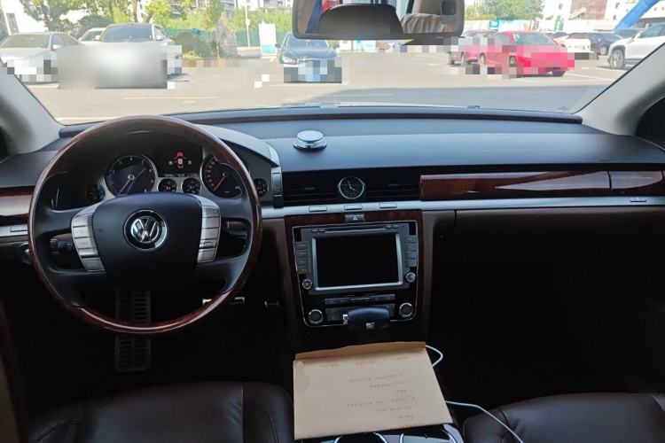 Used Volkswagen Phaeton 2011 3.6L V6 5-Seater Extended Comfort Version Center Console