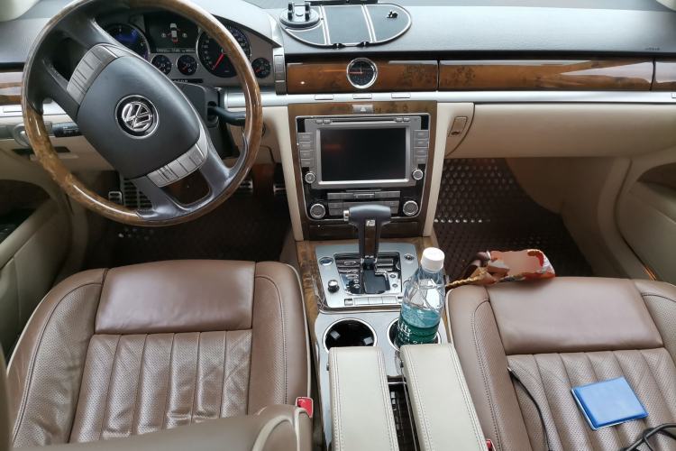 Used Volkswagen Phaeton 2011 3.6L V6 4-Seater Extended-Length Individual Edition Center Console