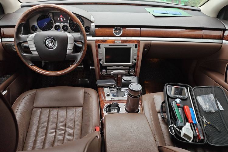 Used Volkswagen Phaeton 2011 3.6L V6 5-Seater Extended Comfort Version Center Console
