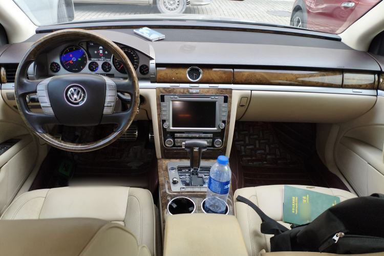 Used Volkswagen Phaeton 2011 3.6L V6 5-Seater Extended Comfort Version Center Console
