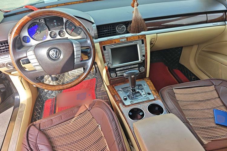 Used Volkswagen Phaeton 2011 3.6L V6 5-Seater Extended Business Edition Center Console