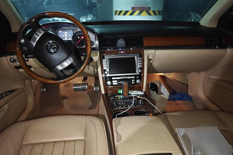 Used Volkswagen Phaeton 2011 3.6L V6 5-Seater Extended Business Edition Center Console