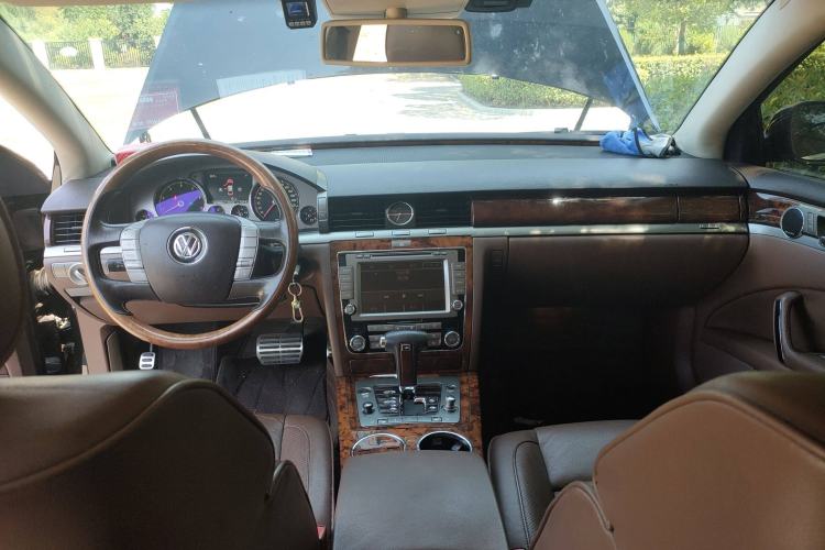 Used Volkswagen Phaeton 2011 3.6L V6 5-Seater Extended Comfort Version Center Console