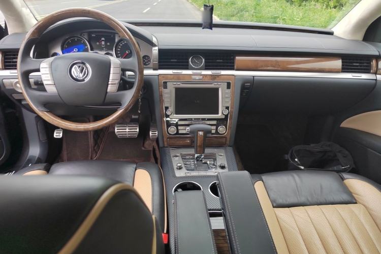Used Volkswagen Phaeton 2011 3.6L V6 4-Seater Extended-Length Individual Edition Center Console