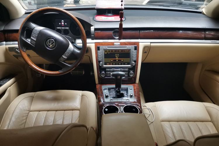Used Volkswagen Phaeton 2011 3.6L V6 5-Seater Extended Comfort Version Center Console