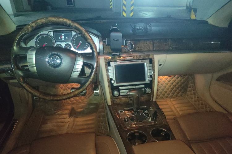 Used Volkswagen Phaeton 2011 3.6L V6 5-Seater Extended-Length Individual Edition Center Console