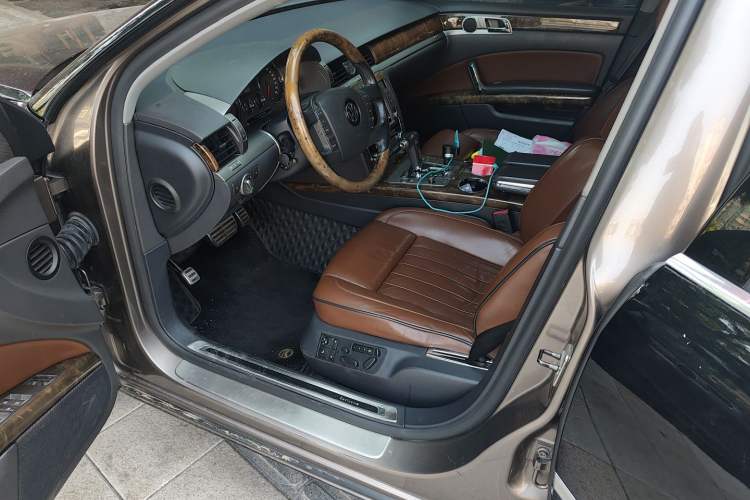 Used Volkswagen Phaeton 2011 3.6L V6 4-Seater Extended-Length Individual Edition Driver Seat
