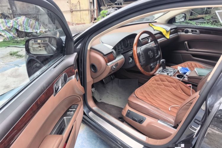 Used Volkswagen Phaeton 2011 3.6L V6 5-Seater Extended Comfort Version Driver Seat