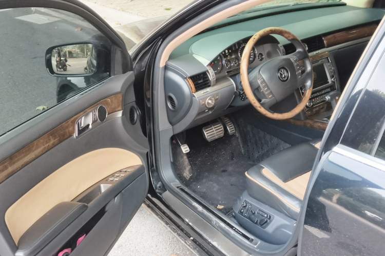 Used Volkswagen Phaeton 2011 3.6L V6 4-Seater Extended-Length Individual Edition Driver Seat