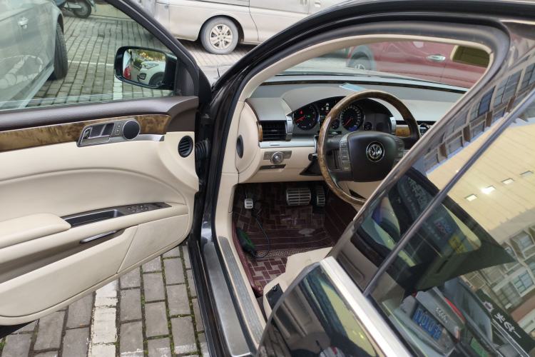 Used Volkswagen Phaeton 2011 3.6L V6 5-Seater Extended Comfort Version Driver Seat
