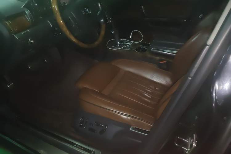 Used Volkswagen Phaeton 2011 4.2L V8 4-seat Extended-Range Individual Edition Driver Seat