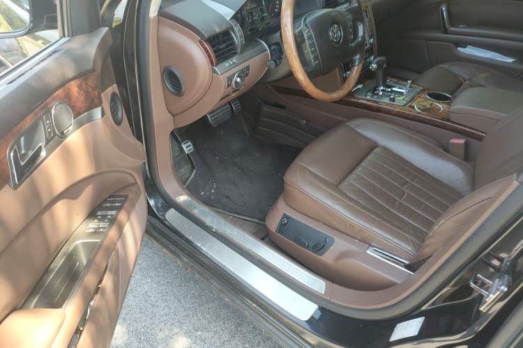 Used Volkswagen Phaeton 2011 3.6L V6 5-Seater Extended Comfort Version Driver Seat