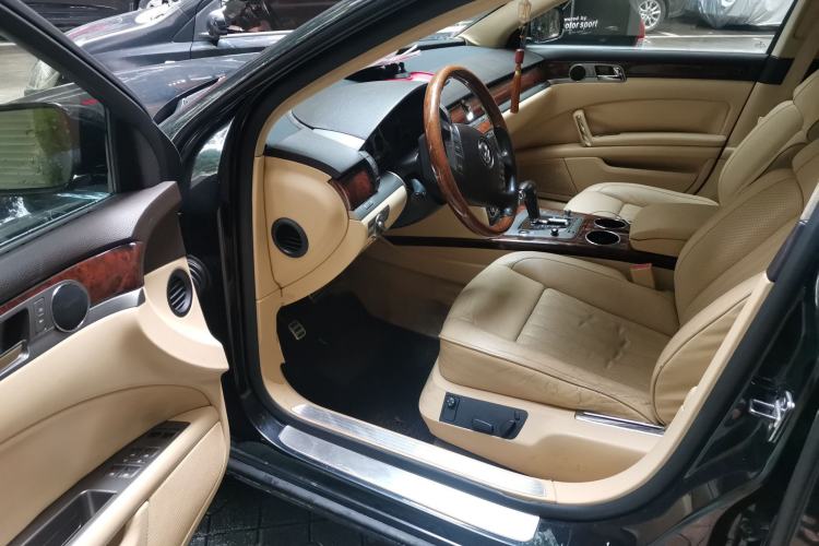 Used Volkswagen Phaeton 2011 3.6L V6 5-Seater Extended Comfort Version Driver Seat