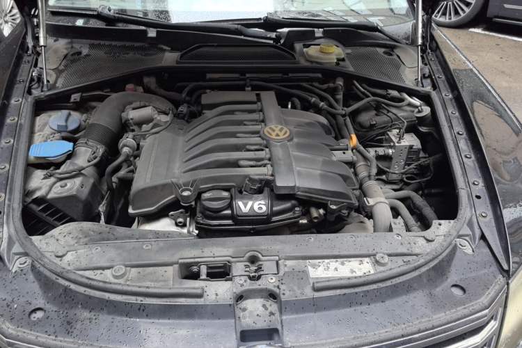 Used Volkswagen Phaeton 2011 3.6L V6 5-Seater Extended Comfort Version Engine Bay