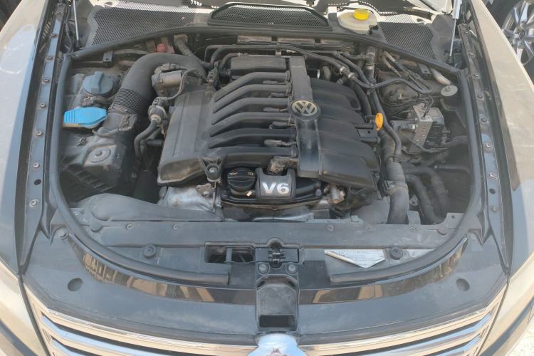 Used Volkswagen Phaeton 2011 3.6L V6 4-Seater Extended-Length Individual Edition Engine Bay