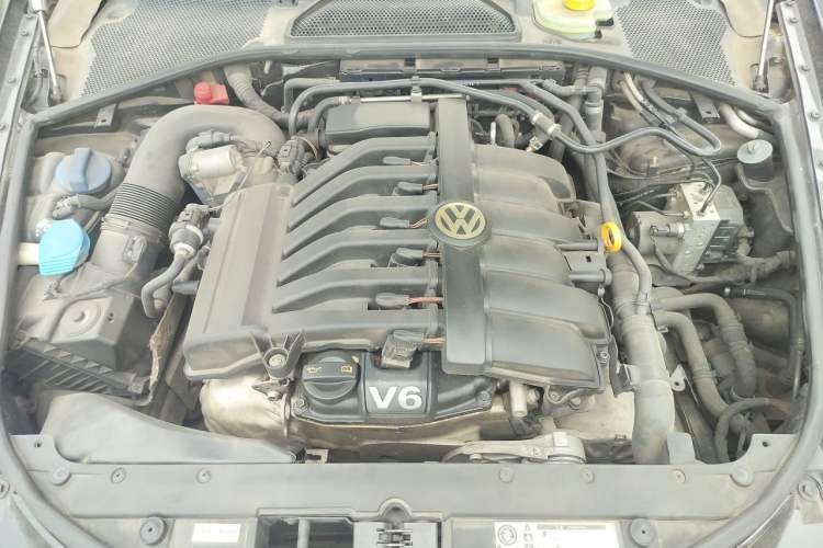 Used Volkswagen Phaeton 2011 3.6L V6 4-Seater Extended-Length Individual Edition Engine Bay