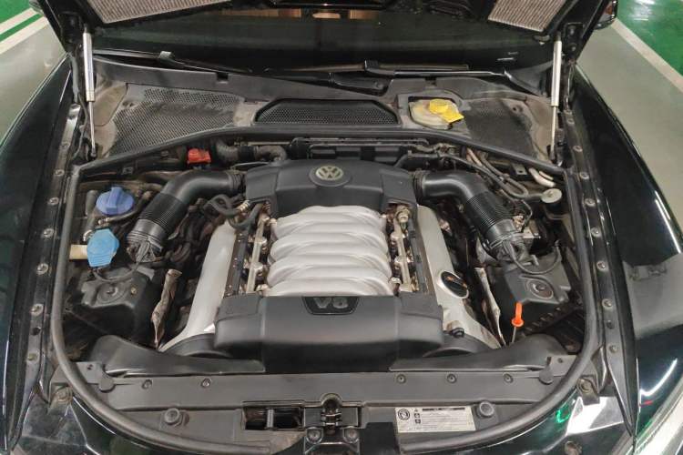 Used Volkswagen Phaeton 2011 4.2L V8 4-seat Extended-Range Individual Edition Engine Bay