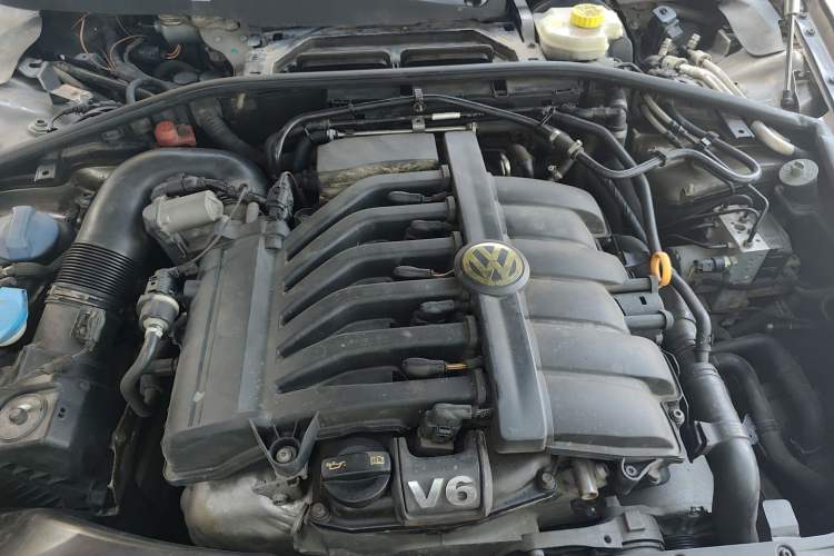 Used Volkswagen Phaeton 2011 3.6L V6 4-Seater Extended-Length Individual Edition Engine Bay