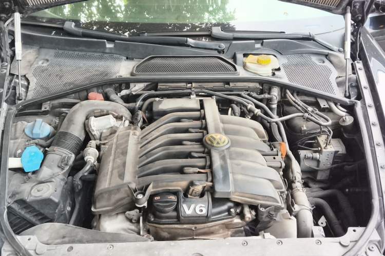 Used Volkswagen Phaeton 2011 3.6L V6 4-Seater Extended-Length Individual Edition Engine Bay