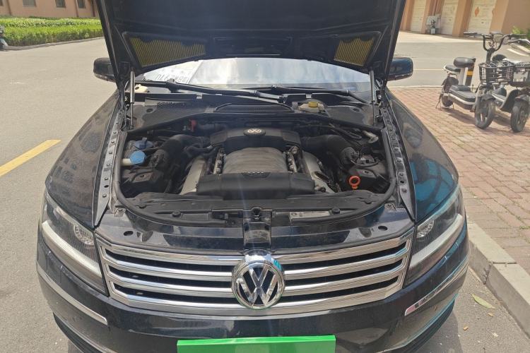 Used Volkswagen Phaeton 2011 4.2L V8 4-seat Extended-Range Individual Edition Engine Bay