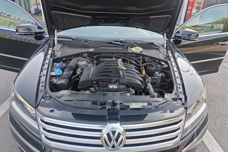 Used Volkswagen Phaeton 2011 3.6L V6 5-Seater Extended Comfort Version Engine Bay