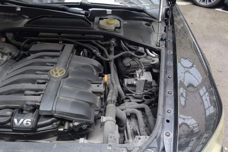 Used Volkswagen Phaeton 2011 3.6L V6 5-Seater Extended Comfort Version Engine Bay Left