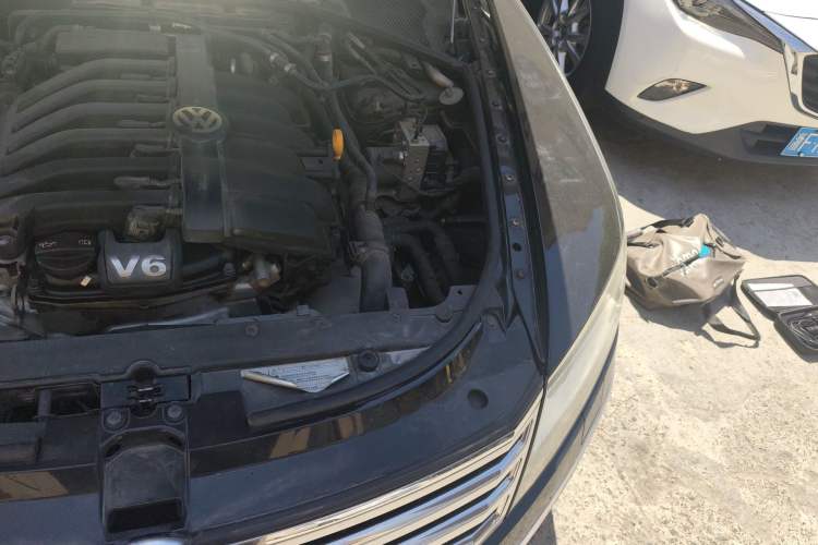 Used Volkswagen Phaeton 2011 3.6L V6 4-Seater Extended-Length Individual Edition Engine Bay Left