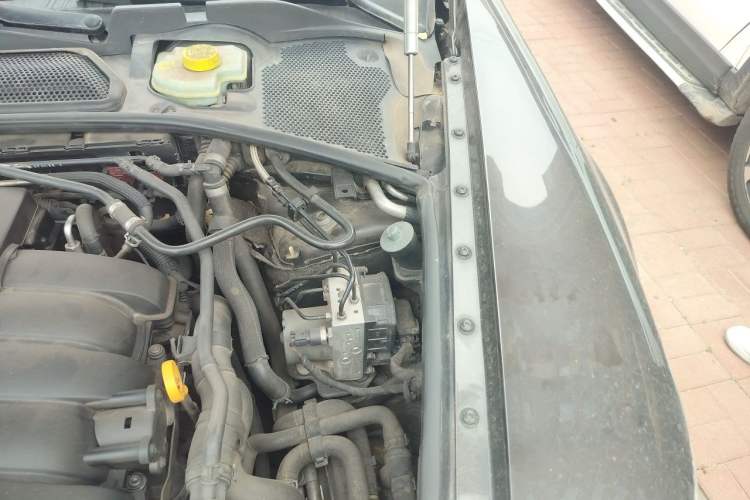 Used Volkswagen Phaeton 2011 3.6L V6 4-Seater Extended-Length Individual Edition Engine Bay Left