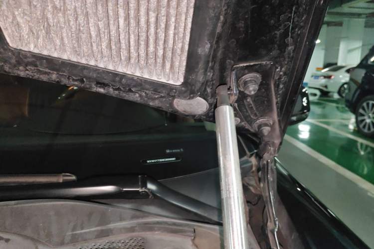 Used Volkswagen Phaeton 2011 4.2L V8 4-seat Extended-Range Individual Edition Engine Bay Left