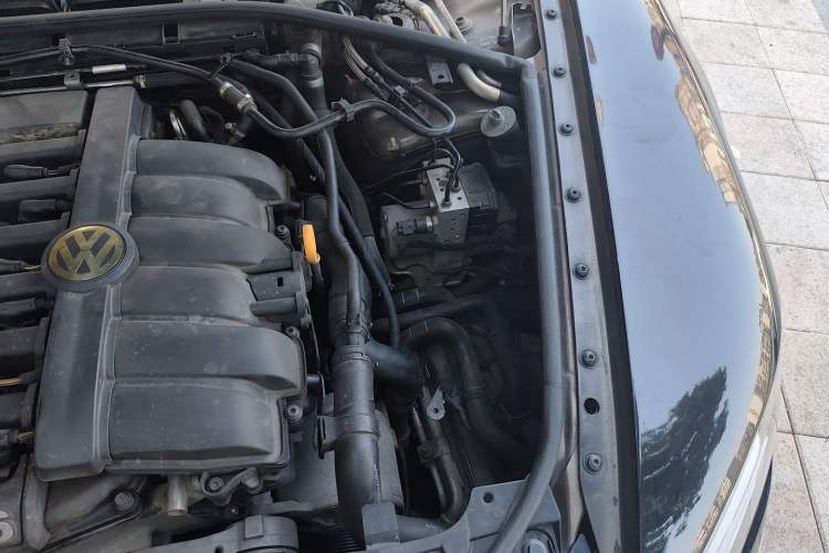 Used Volkswagen Phaeton 2011 3.6L V6 4-Seater Extended-Length Individual Edition Engine Bay Left