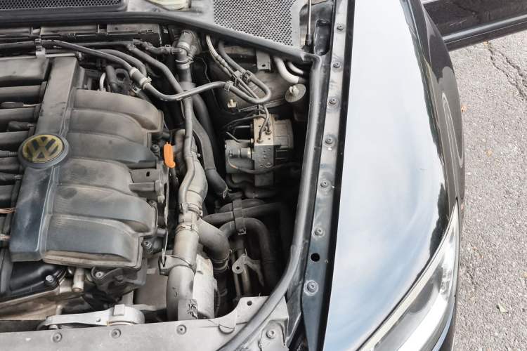 Used Volkswagen Phaeton 2011 3.6L V6 4-Seater Extended-Length Individual Edition Engine Bay Left