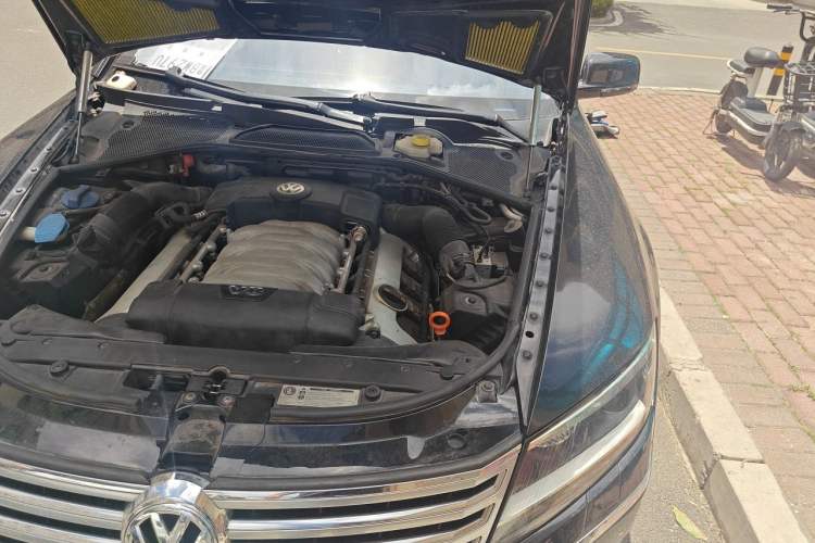 Used Volkswagen Phaeton 2011 4.2L V8 4-seat Extended-Range Individual Edition Engine Bay Left