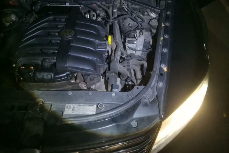 Used Volkswagen Phaeton 2011 3.6L V6 4-Seater Extended-Length Individual Edition Engine Bay Left