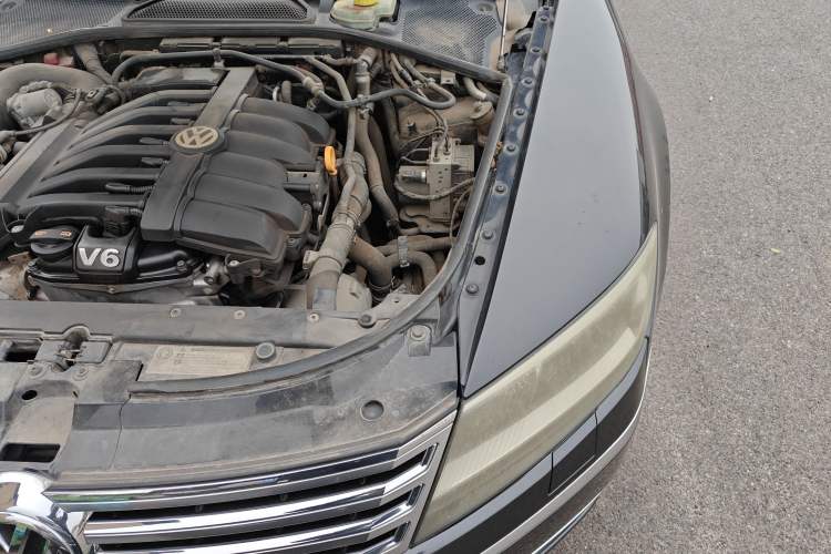 Used Volkswagen Phaeton 2011 3.6L V6 5-Seater Extended Comfort Version Engine Bay Left