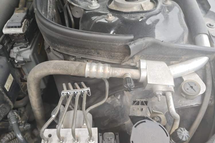 Used Volkswagen Phaeton 2011 4.2L V8 4-seat Extended-Range Individual Edition Engine Bay Left
