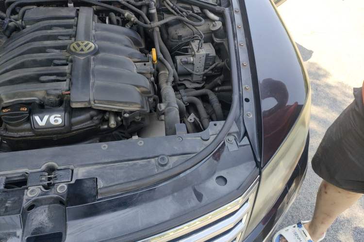 Used Volkswagen Phaeton 2011 3.6L V6 5-Seater Extended Comfort Version Engine Bay Left