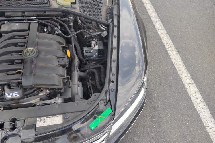Used Volkswagen Phaeton 2011 3.6L V6 4-Seater Extended-Length Individual Edition Engine Bay Left