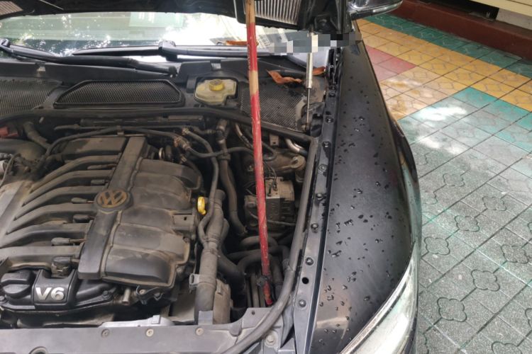 Used Volkswagen Phaeton 2011 3.6L V6 5-Seater Extended Comfort Version Engine Bay Left