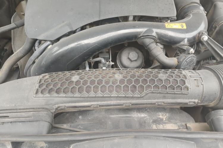Used Volkswagen Phaeton 2011 4.2L V8 4-seat Extended-Range Individual Edition Engine Bay