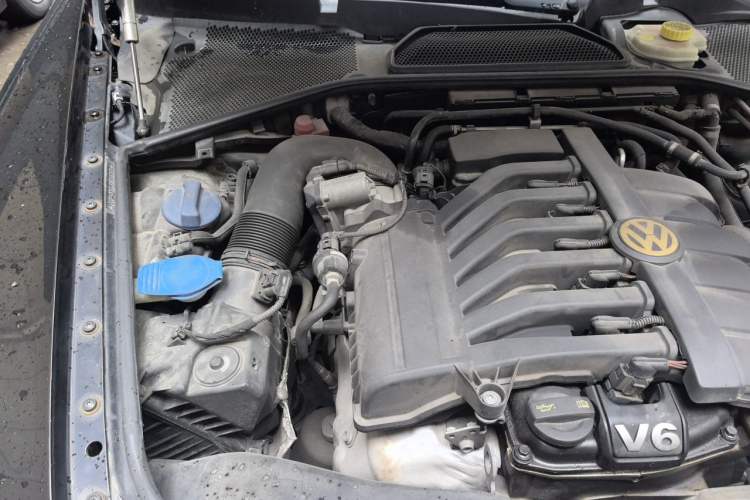 Used Volkswagen Phaeton 2011 3.6L V6 5-Seater Extended Comfort Version Engine Bay Right
