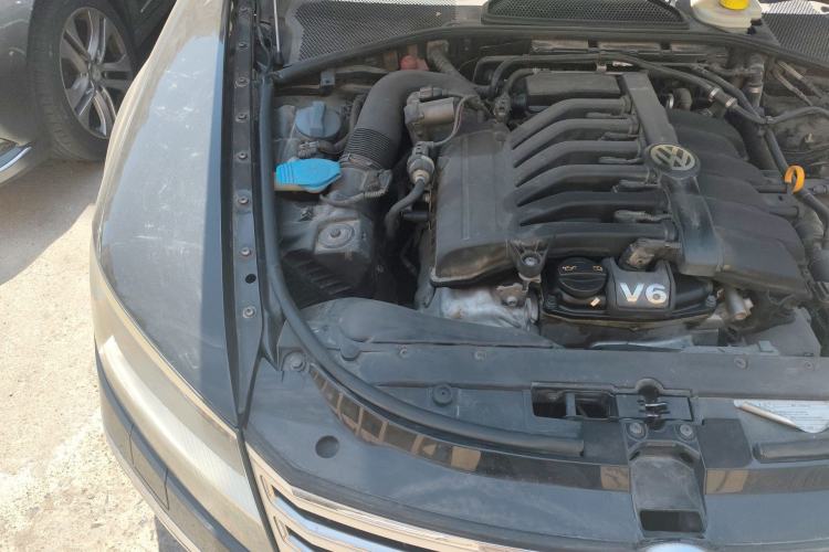 Used Volkswagen Phaeton 2011 3.6L V6 4-Seater Extended-Length Individual Edition Engine Bay Right