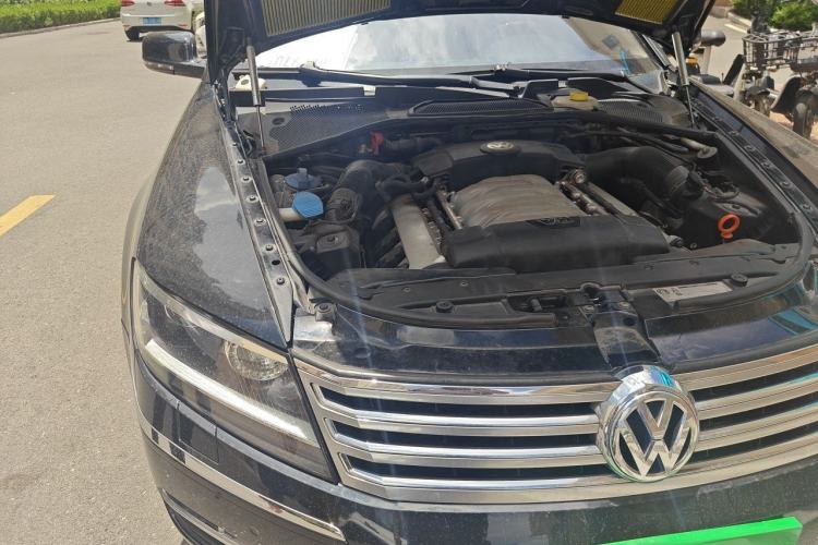 Used Volkswagen Phaeton 2011 4.2L V8 4-seat Extended-Range Individual Edition Engine Bay Right