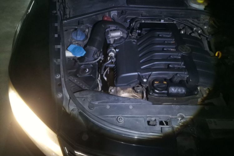 Used Volkswagen Phaeton 2011 3.6L V6 4-Seater Extended-Length Individual Edition Engine Bay Right