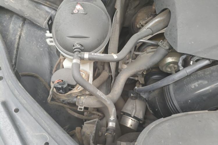 Used Volkswagen Phaeton 2011 4.2L V8 4-seat Extended-Range Individual Edition Engine Bay Right