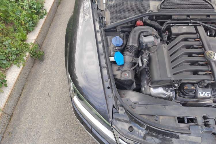 Used Volkswagen Phaeton 2011 3.6L V6 4-Seater Extended-Length Individual Edition Engine Bay Right