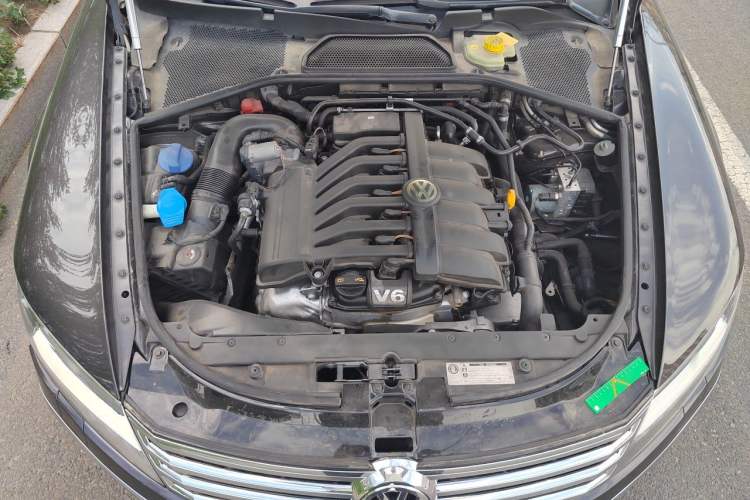 Used Volkswagen Phaeton 2011 3.6L V6 4-Seater Extended-Length Individual Edition Engine Bay