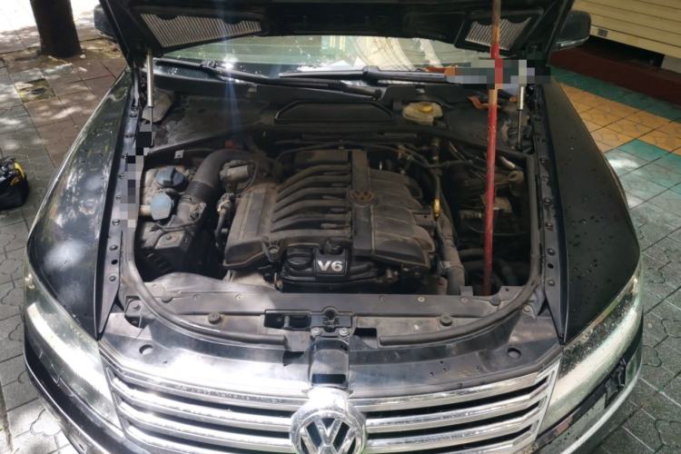 Used Volkswagen Phaeton 2011 3.6L V6 5-Seater Extended Comfort Version Engine Bay